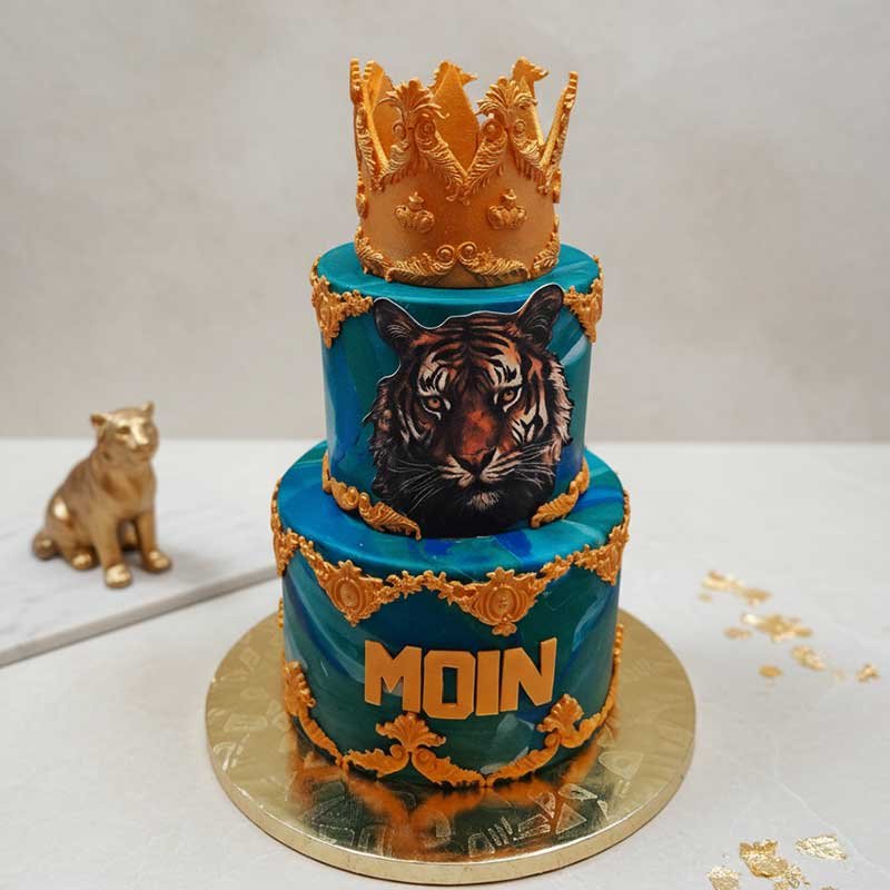 tiger-themed-king-cake